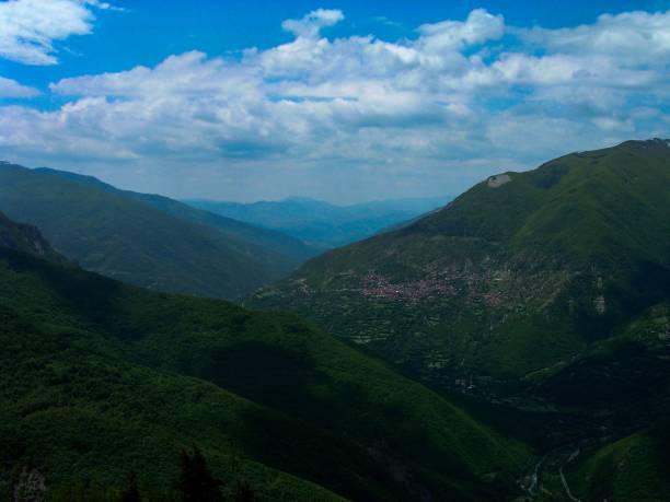 마케도니아 산악 파노라마 - eastern europe mountain range mountain village 뉴스 사진 이미지