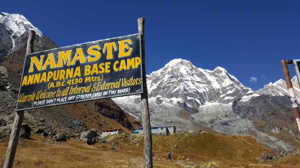 базовый лагерь аннапурна, непал - annapurna range стоковые фото и изображения