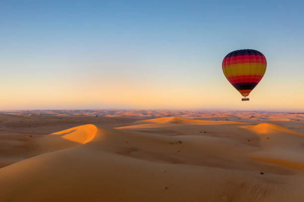 일출에 사막 위에 다채로운 열기구 - desert landscape morocco sand dune 뉴스 사진 이미지