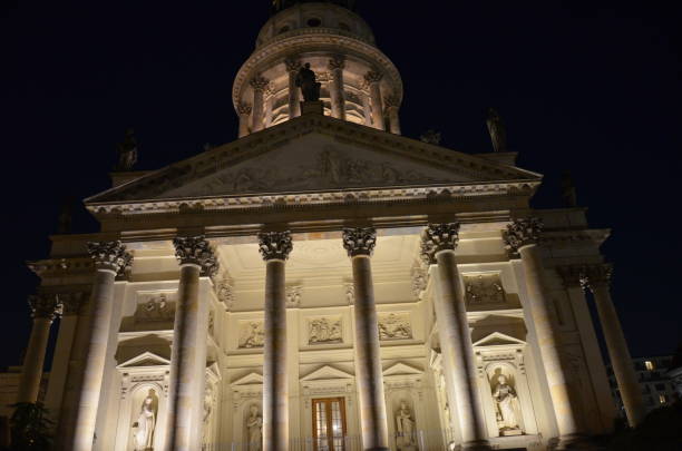 площадь gendarmenmarkt в берлине, германия - berlin germany gendarmenmarkt schauspielhaus germany стоковые фото и изображения