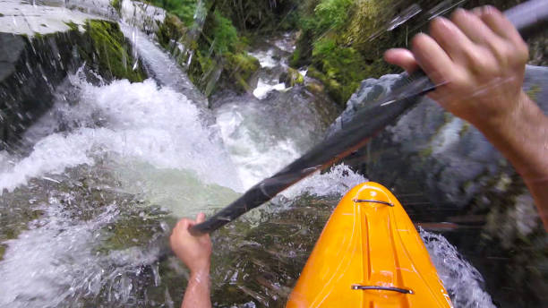 kayaker d'acqua bianca pagaia lungo la cascata - extreme sports kayaking kayak adventure foto e immagini stock