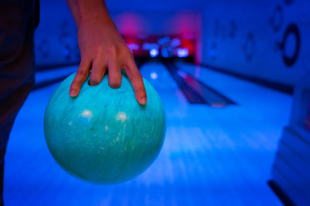 投げる準備ができて青いボウリングボールを持つ男性の手 - bowling holding bowling ball hobbies ストックフォトと画像