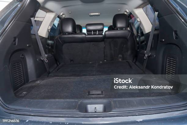 Vista Al Interior Del Nissan Pathfinder 2015 Contronco Y Maletero Después De La Limpieza Antes De La Venta En El Aparcamiento Foto de stock y más banco de imágenes de SUV