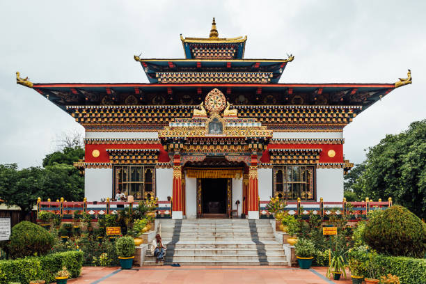 façade décorée colorée dans le modèle bhoutanais du monastère royal de bhoutan avec l'espace de copie dans bodh gaya, bihar, inde. - bodhgaya architecture image human age photos et images de collection