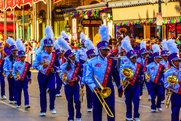 the jmscs marching band - nueva orleans - mardi gras new orleans mask bead fotografías e imágenes de stock