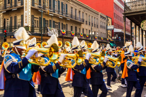 санкт-катарина drexel подготовительный s. марширование band - mardi gras new orleans mask bead стоковые фото и изображения