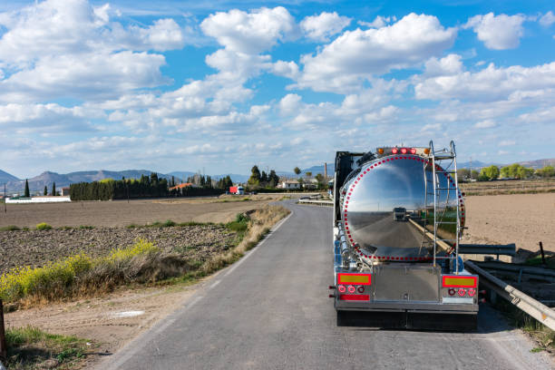 lebensmitteltankwagen - truck fuel tanker semi truck milk tanker stock-fotos und bilder