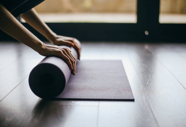 jeune femme faisant le yoga se taquinis - hand rolled photos et images de collection