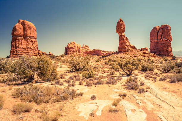 rocha equilibrada - travel famous place balanced rock beauty in nature - fotografias e filmes do acervo