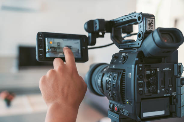 videocamera con touchscreen - videographer foto e immagini stock