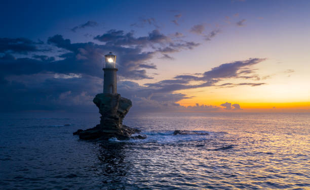 アンドロス島のコラの美しい灯台トーリティスとカモメ、キクラデス、ギリシャ - samothraki ストックフォトと画像