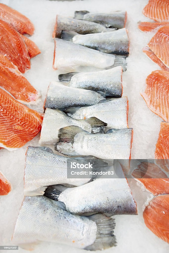 Caudas e Filete de salmão no mercado apresentar arrefecido - Royalty-free Prateleira Refrigerada Foto de stock