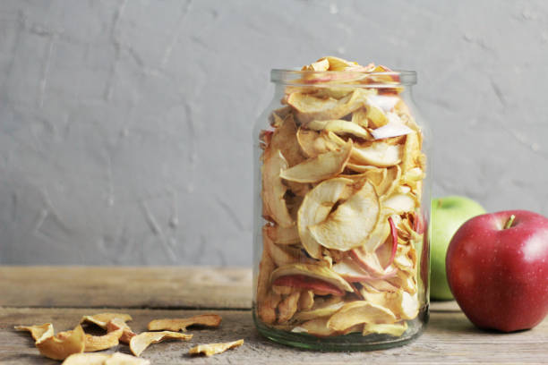 apple chips - dried apple imagens e fotografias de stock