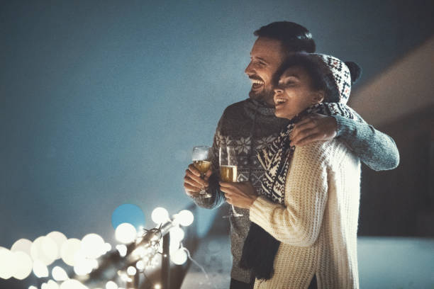 romanticismo natalizio. - fun knit hat adult dating foto e immagini stock