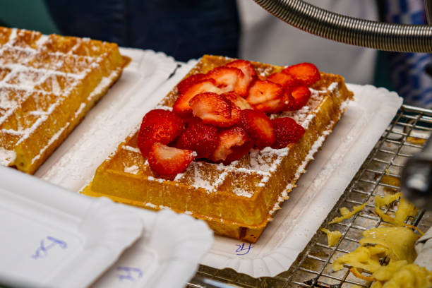 gofre de bélgica con fresa - brussels waffle belgian waffle people fotografías e imágenes de stock