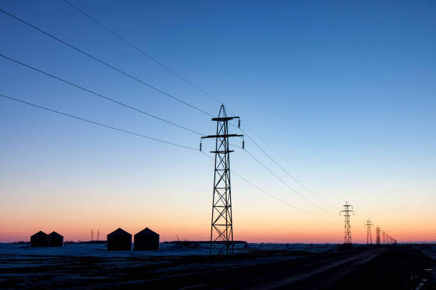 torri di trasmissione elettrica ad alta tensione al tramonto - manitoba prairie landscape canada foto e immagini stock