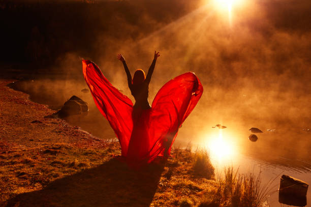 istock Outstretched arms, queen at the lake 1191287393