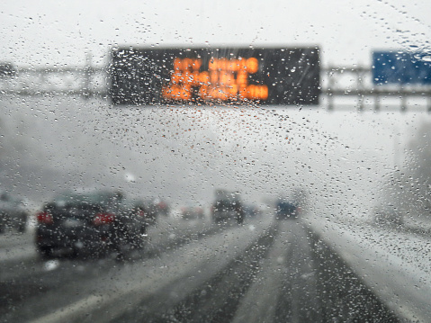 condiciones climáticas peligrosas en la carretera visto a través del parabrisas photo