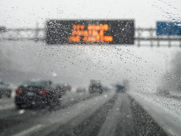 condiciones climáticas peligrosas en la carretera visto a través del parabrisas - helado condición fotos fotografías e imágenes de stock