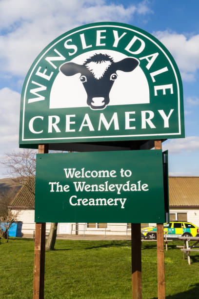 웬슬리데일 크리머리 치즈 제조업체를 위한 환영 사인 - wensleydale 뉴스 사진 이미지
