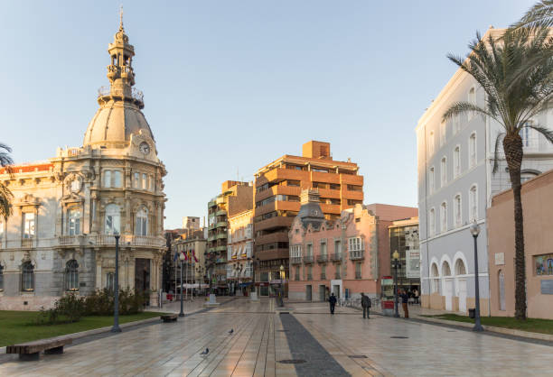 cartagena, spagna - 2 dicembre 2017: bellissimo tramonto vicino al municipio di cartagena, città spagnola e una grande stazione navale nella regione di murcia, sulla costa mediterranea, nel sud-est della spagna - murcia foto e immagini stock