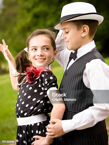 Casal Romântico - Fotografias de stock e mais imagens de Criança - Criança, Pérola - Joias, Ao Ar Livre