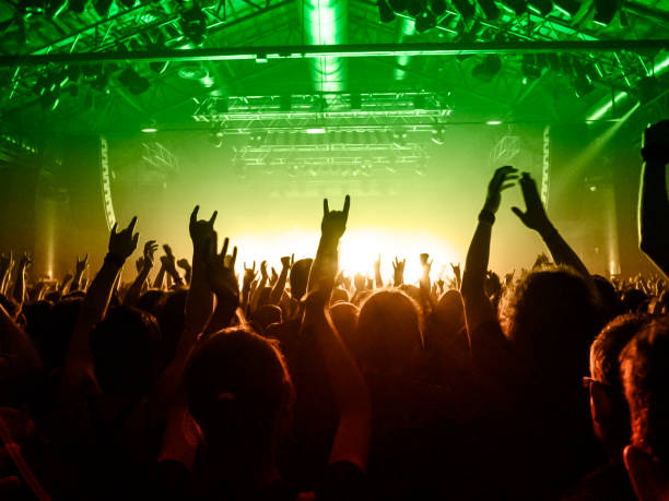 concert stage, people are visible waving and clapping, silhouettes are visible - concert hall crowd dancing nightclub imagens e fotografias de stock