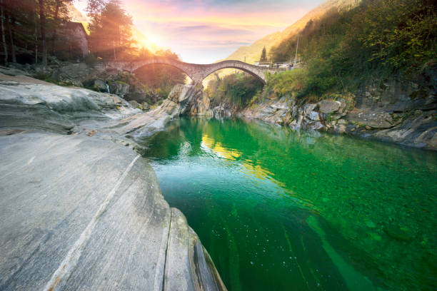 верзаска римский мост - ticino canton stone switzerland water стоковые фото и изображения