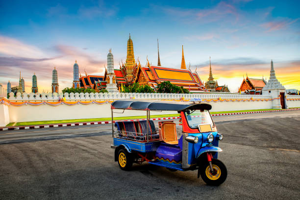 tuk tuk está aparcado frente a wat phra kaeo y grand palace, bangkok, tailandia - travel temple cityscape city fotografías e imágenes de stock