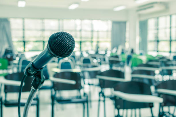 mikrofonowy głośnik głosowy w szkolnej sali wykładowej, sali konferencyjnej seminarium lub edukacyjnej konferencji biznesowej dla gospodarza, nauczyciela lub mentora coachingu - lecture hall audio zdjęcia i obrazy z banku zdjęć