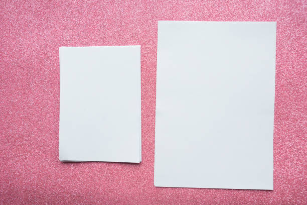 dois espaços em branco de papel do mockup no fundo cor-de-rosa do brilho - paper sheet - fotografias e filmes do acervo
