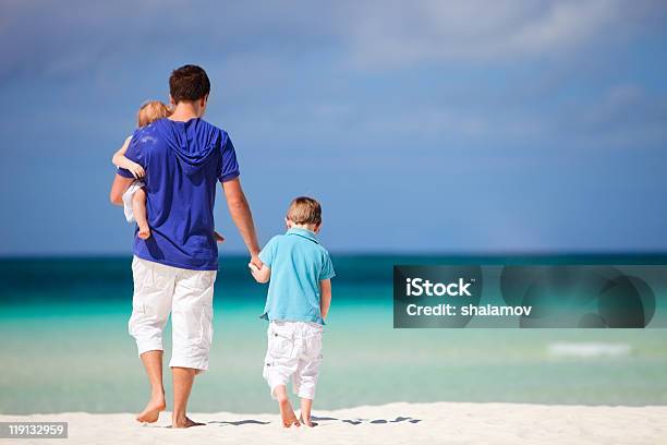 Famiglia In Vacanza - Fotografie stock e altre immagini di Acqua - Acqua, Adulto, Ambientazione esterna