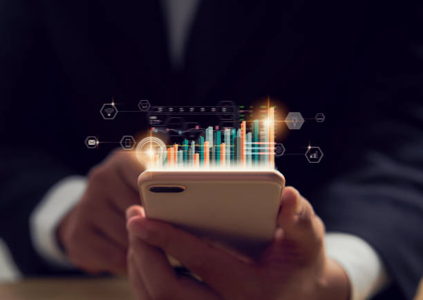 concepto del mercado de la bolsa de valores, comerciante de la mano que sostiene el teléfono inteligente con la línea de la vela de análisis de gráficos en los colores bokeh luz en la noche. - forex currency exchange rate stock market fotografías e imágenes de stock