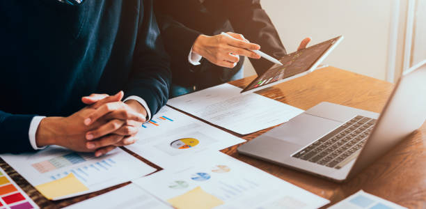 stock exchange market concept, business team trader looking on tablet and laptop with graphs analysis candle line in office room, diagrams on screen. - analytical instruments imagens e fotografias de stock