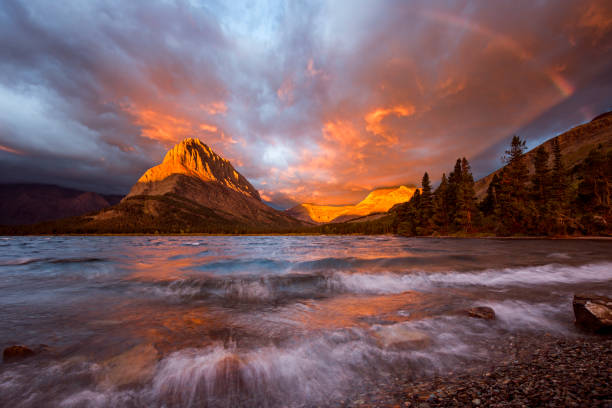 parque nacional da geleira - lago do incêndio - montana sunrise mountain mountain range - fotografias e filmes do acervo