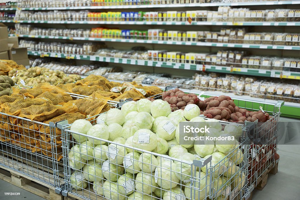 Gemüse und grocerie im Supermarkt - Lizenzfrei Geschäft Stock-Foto