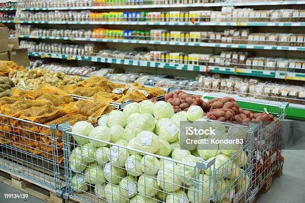 Gemüse Und Grocerie Im Supermarkt Stockfoto und mehr Bilder von Geschäft - Geschäft, Groß, Kartoffel - Wurzelgemüse