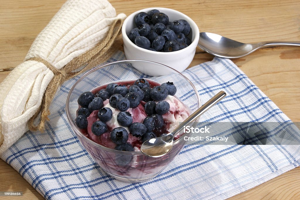 Świeże organiczny jagodami i jogurt w szklanych - Zbiór zdjęć royalty-free (Czarna jagoda)
