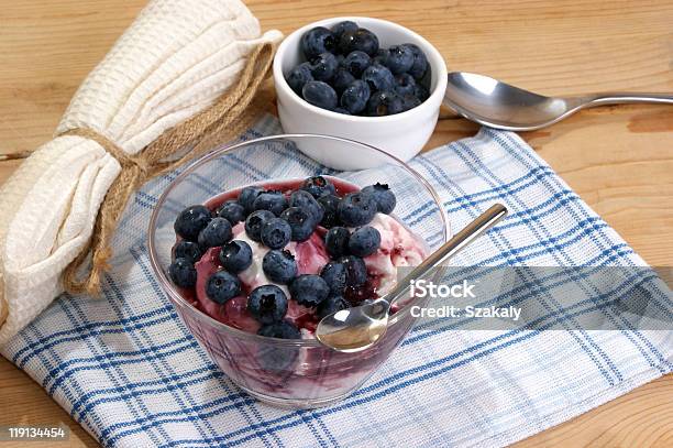 Świeże Organiczny Jagodami I Jogurt W Szklanych - zdjęcia stockowe i więcej obrazów Czarna jagoda - Czarna jagoda, Ekskluzywne restauracje, Fotografika