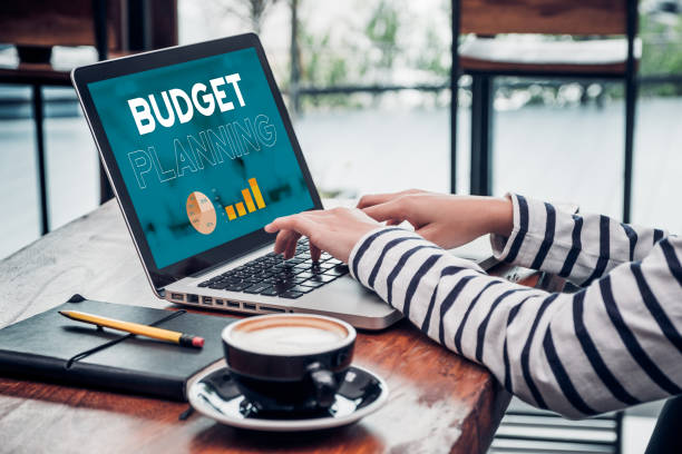 카페 레스토랑.online 마케팅 컨셉에서 온라인 미디어 광고에 대한 영향력 있는 예산 계획의 손을 닫습니다. - budget 뉴스 사진 이미지