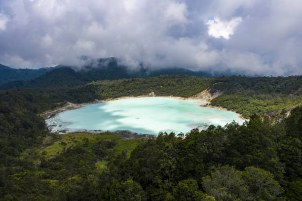 vista desde arriba, impresionante vista aérea del lago talaga bodas rodeado por un bosque tropical. - white lake fotografías e imágenes de stock