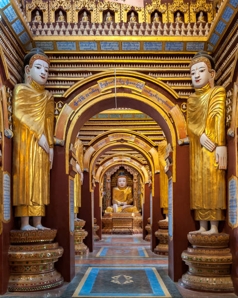 интерьер пагоды thanboddhay, уникальный храм жилья более 500000 изображений будды, монива, мьянма - thanboddhay paya famous place architecture indoors стоковые фото и изображения