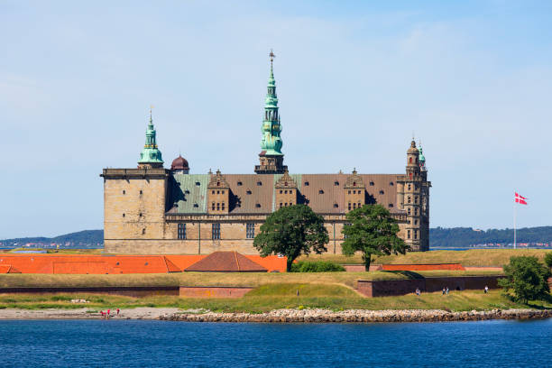 château médiéval de kronborg sur le détroit d'oresund, mer baltique, helsingor, danemark - kronborg castle photos et images de collection