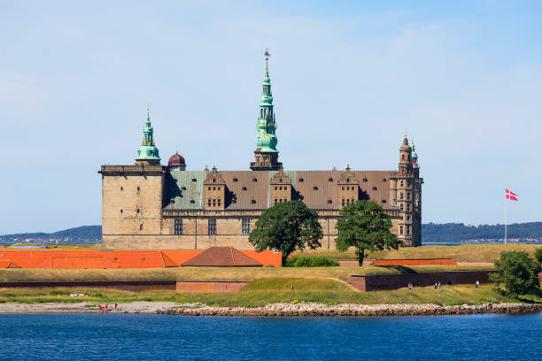 medieval kronborg castle on the oresund strait, baltic sea, helsingor, denmark - kronborg castle imagens e fotografias de stock