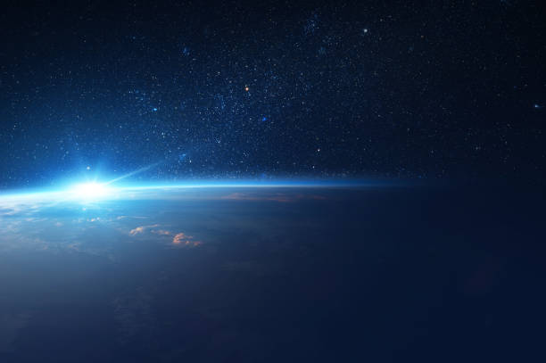 le soleil se lève de derrière la terre dans l'espace - space photos et images de collection
