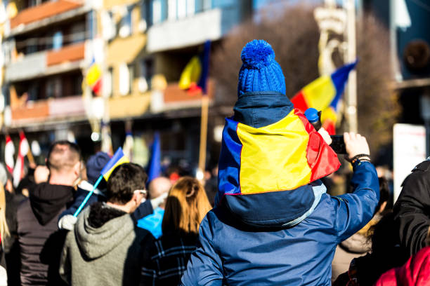 povos romenos patrióticos que comemoram o dia nacional de romania na rua da cidade - parade flag child patriotism - fotografias e filmes do acervo