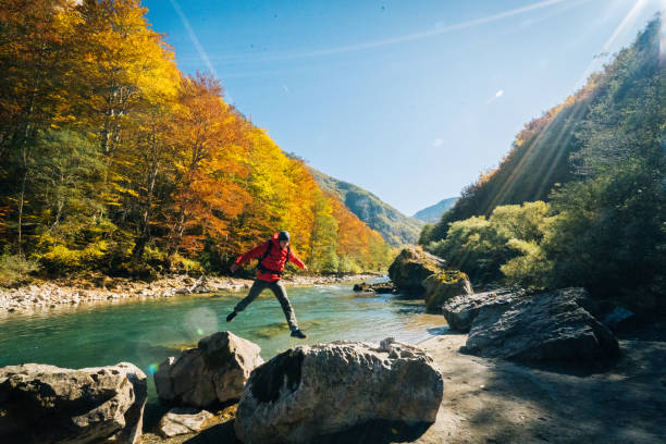 turysta relaksuje się w pobliżu jesiennej rzeki - day adventure discovery vacations zdjęcia i obrazy z banku zdjęć