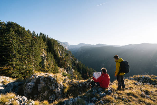 wanderer entspannen bei sonnenaufgang über dem bergtal - 2359 stock-fotos und bilder