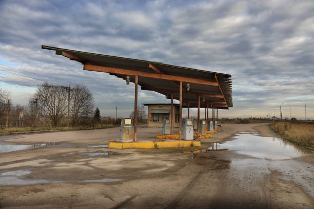 alte verlassene tankstelle mit gaspumpe - old station natural gas russia stock-fotos und bilder