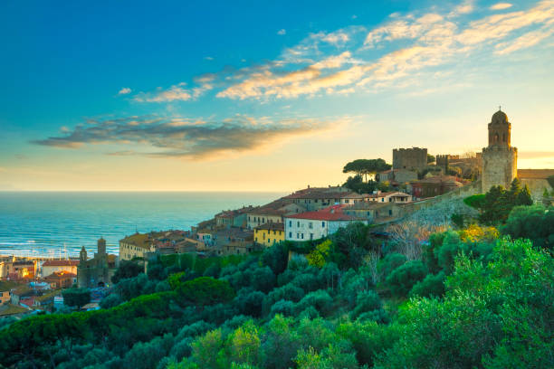 castiglione della pescaia, vila velha no por do sol. maremma toscana, itália - italy bell tower built structure building exterior - fotografias e filmes do acervo